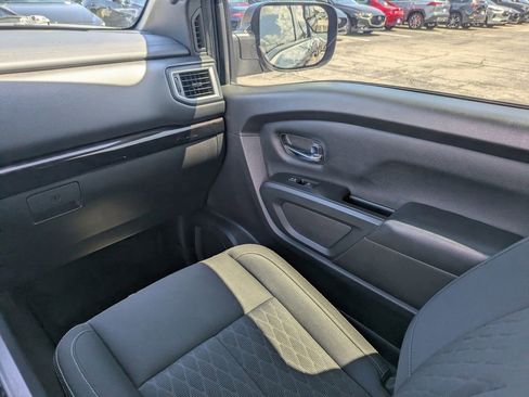Used 2019 Nissan Titan SV w/ SV Convenience Package RWD image 17