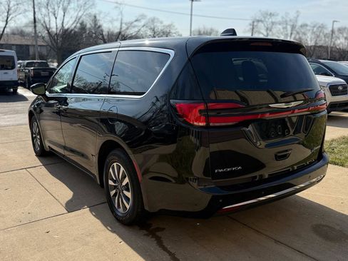 Used 2024 Chrysler Pacifica Select image 5