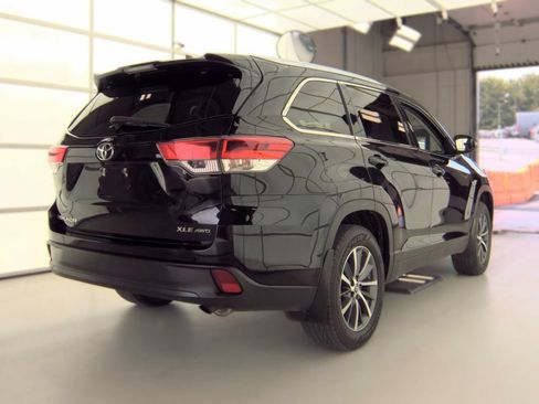 Used 2019 Toyota Highlander XLE w/ Carpet Mat Package (TMS) AWD/4WD image 7