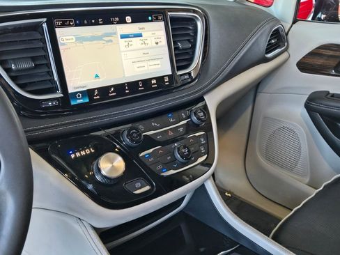 Used 2023 Chrysler Pacifica Limited image 23