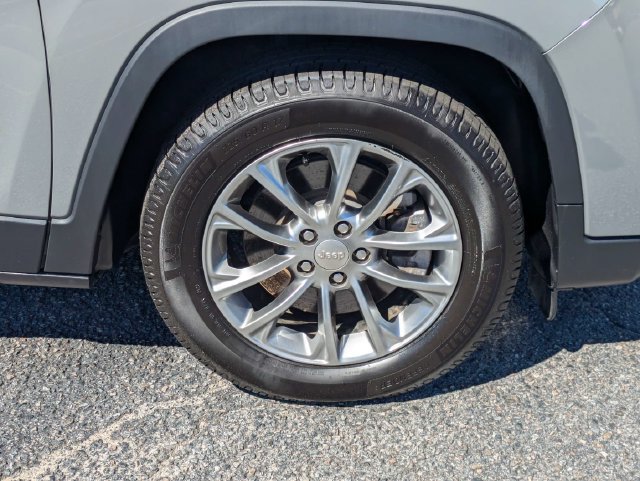 Used 2019 Jeep Cherokee Latitude Plus FWD image 12