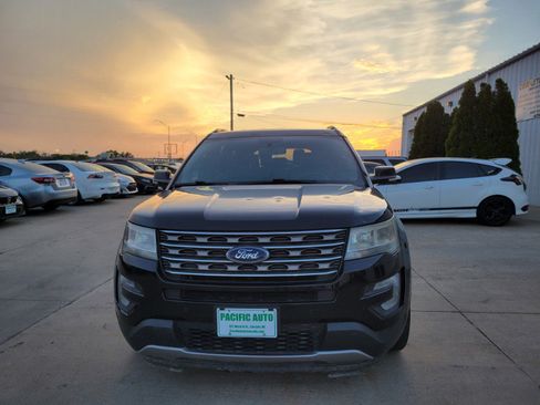Used 2017 Ford Explorer XLT w/ Equipment Group 202A FWD image 3