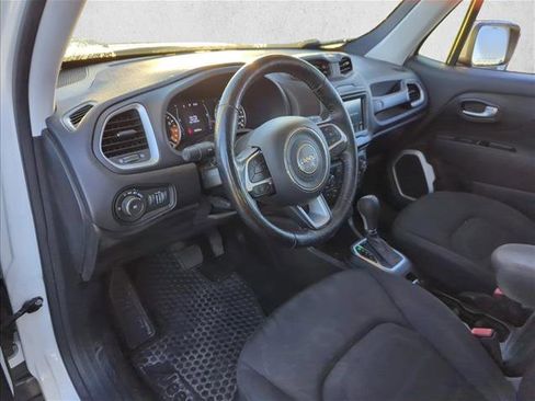 Used 2018 Jeep Renegade Latitude w/ Cold Weather Group image 11