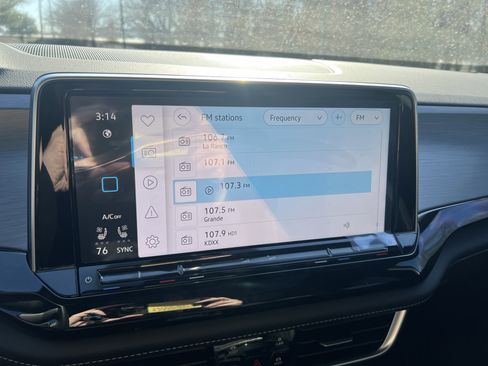 Certified 2025 Volkswagen Atlas Cross Sport SE w/ Panoramic Sunroof Package image 22