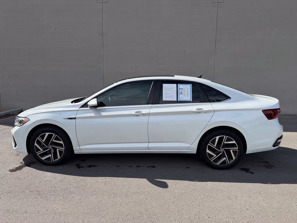 Used 2023 Volkswagen Jetta SEL FWD image 2