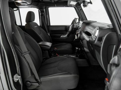 Used 2018 Jeep Wrangler Unlimited Sahara AWD/4WD image 28