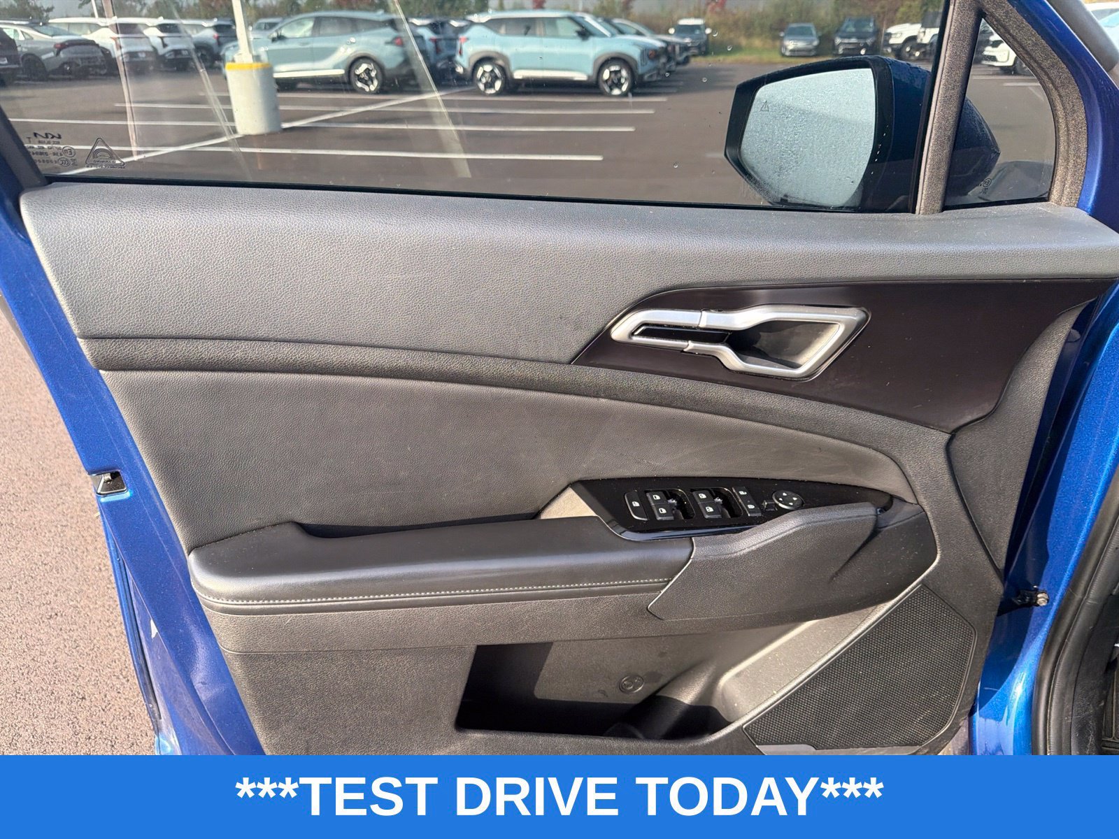 Used 2025 Kia Sportage EX FWD image 12