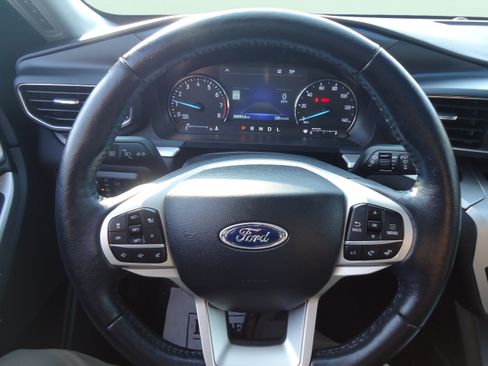 Used 2022 Ford Explorer XLT w/ Equipment Group 202A AWD/4WD image 12