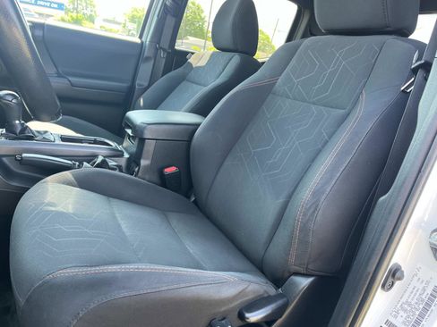 Used 2018 Toyota Tacoma TRD Off-Road AWD/4WD image 30