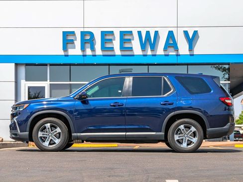 Used 2025 Honda Pilot EX-L image 2