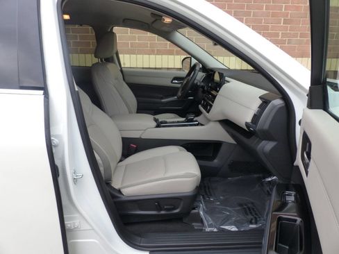 Used 2022 Nissan Pathfinder SL w/ SL Black Package AWD/4WD image 40