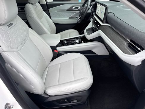 Certified 2025 Ford Explorer Platinum w/ Ultimate Package image 18