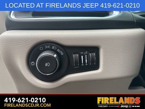 Used 2020 Chrysler Pacifica Limited image 24