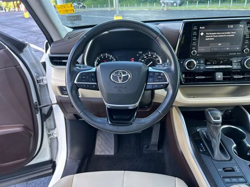Certified 2021 Toyota Highlander XLE AWD/4WD image 21