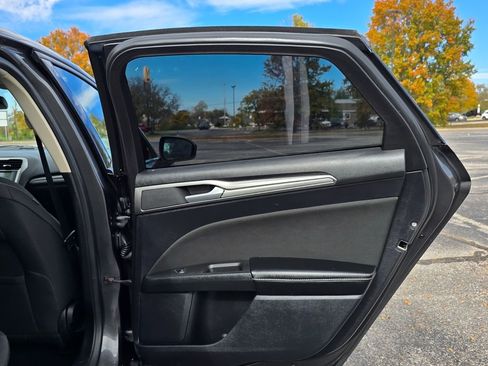 Used 2020 Ford Fusion SE image 28