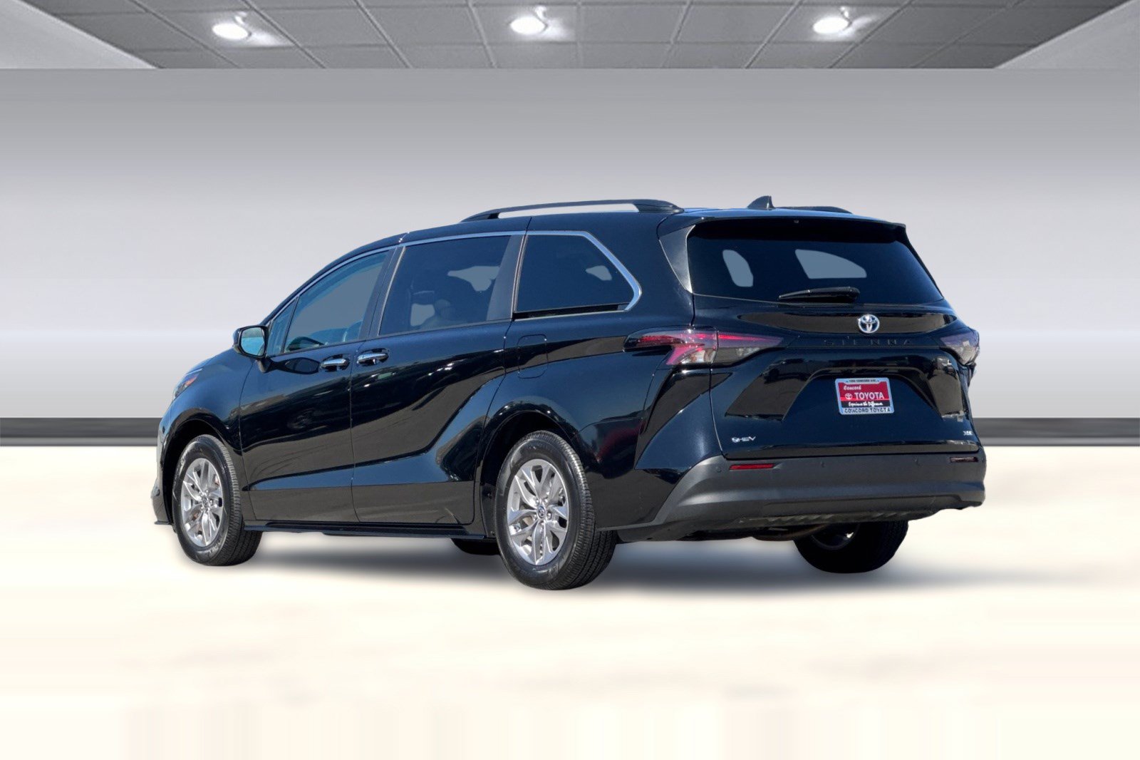 Used 2025 Toyota Sienna XLE FWD image 3
