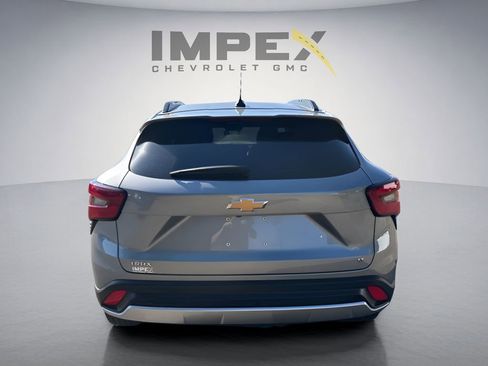 Used 2025 Chevrolet Trax LT w/ LT Convenience Package FWD image 4