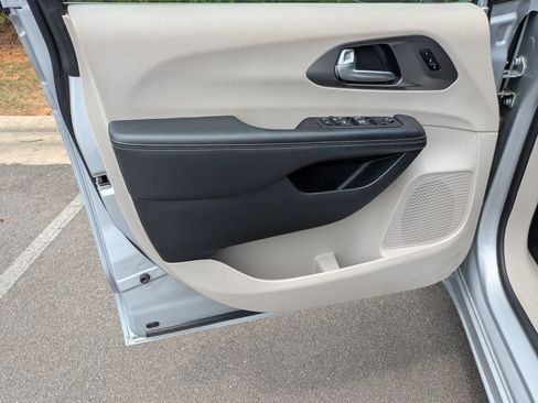 Used 2024 Chrysler Pacifica Touring-L FWD image 10