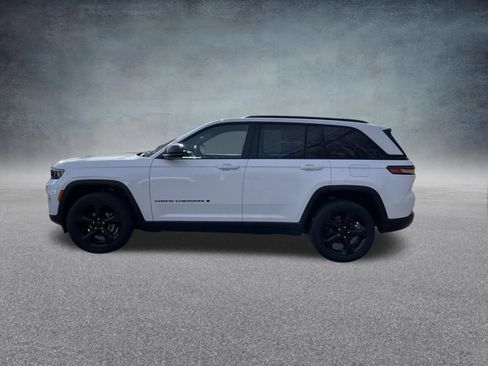 Used 2023 Jeep Grand Cherokee Altitude AWD/4WD image 5