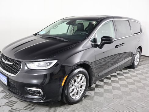 Used 2024 Chrysler Pacifica Touring-L image 10