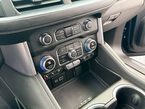 Used 2024 GMC Yukon XL SLT w/ SLT Luxury Package image 12