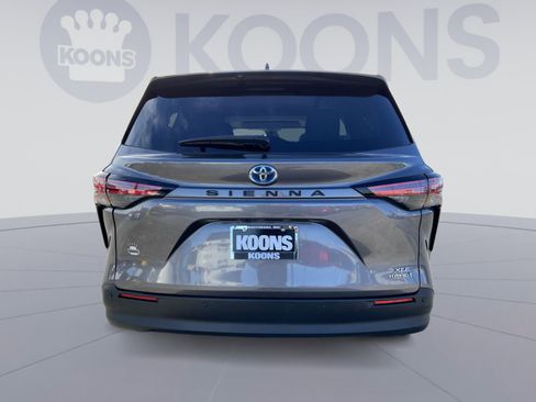 Used 2022 Toyota Sienna XLE image 5
