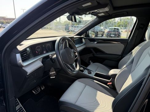 Used 2025 Volkswagen Tiguan SE R-Line AWD/4WD image 5