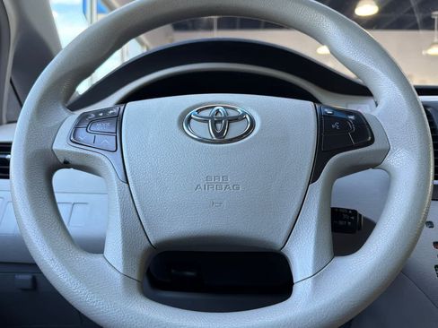 Used 2013 Toyota Sienna LE FWD image 25