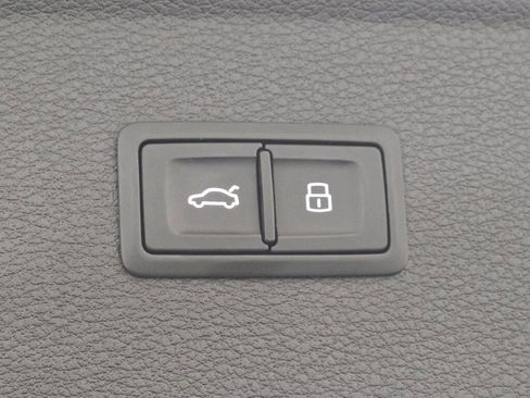 Used 2020 Audi Q5 e Prestige w/ Prestige Package image 24