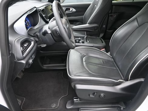 Used 2025 Chrysler Pacifica Limited FWD image 10
