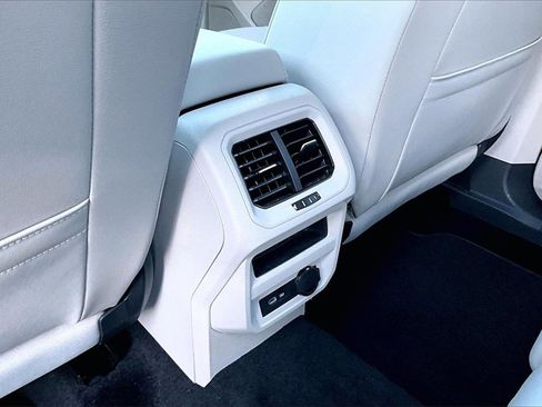 Certified 2023 Volkswagen Tiguan SE w/ Panoramic Sunroof Package image 18