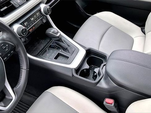 Used 2021 Toyota RAV4 XLE Premium image 15