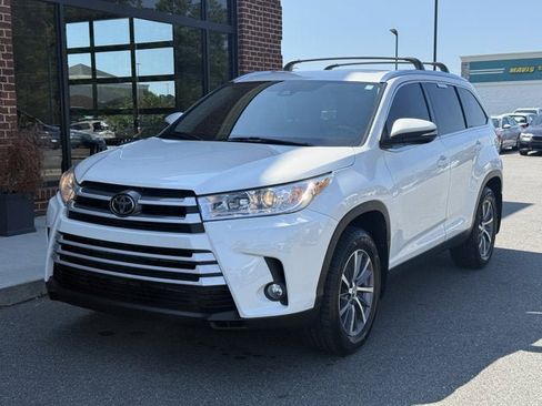 Used 2019 Toyota Highlander XLE AWD/4WD image 1