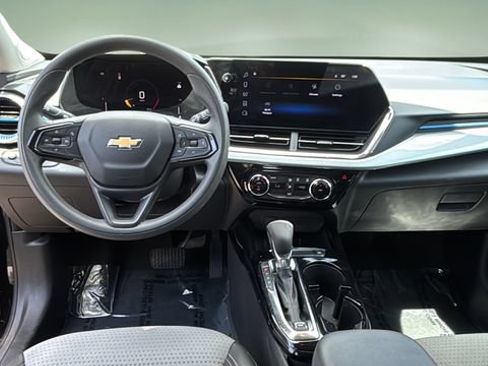 Used 2025 Chevrolet Trax LT FWD image 10