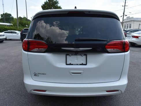 Used 2022 Chrysler Voyager LX FWD image 6