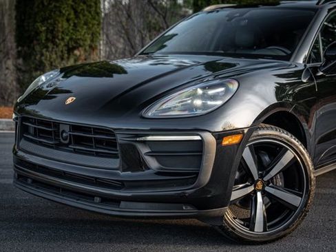 Used 2023 Porsche Macan Turbo image 2