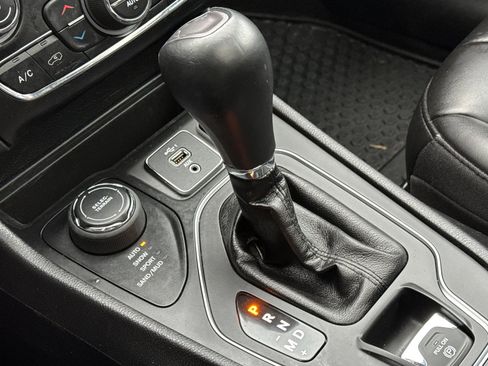 Used 2020 Jeep Cherokee Latitude Plus w/ Comfort/Convenience Group image 21