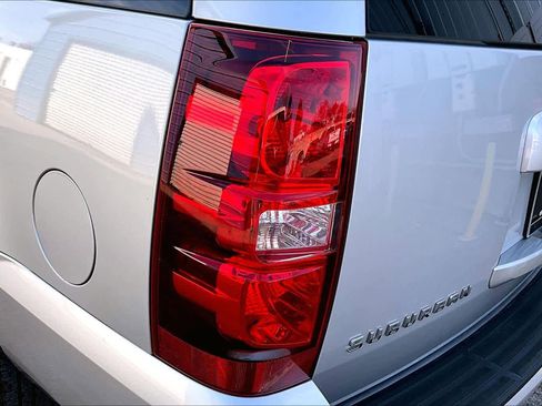 Used 2010 Chevrolet Suburban LT image 27