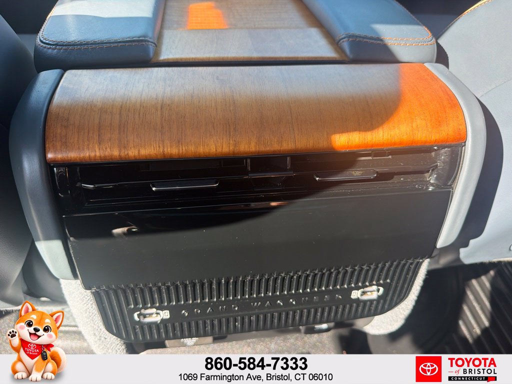 Used 2023 Jeep Grand Wagoneer Series III AWD/4WD image 34
