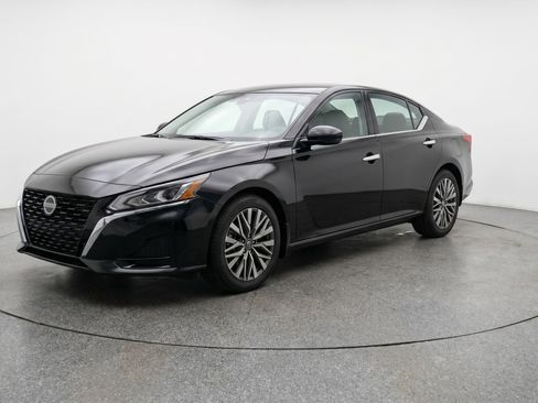 Used 2025 Nissan Altima 2.5 SV FWD image 3