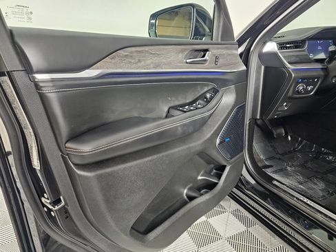 Used 2022 Jeep Grand Cherokee Overland AWD/4WD image 18