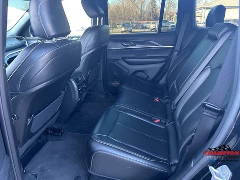 Used 2025 Jeep Grand Cherokee Limited w/ Luxury Tech Group II AWD/4WD image 11