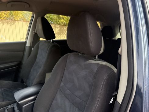 Used 2015 Nissan Rogue SV w/ SV Premium Package image 12