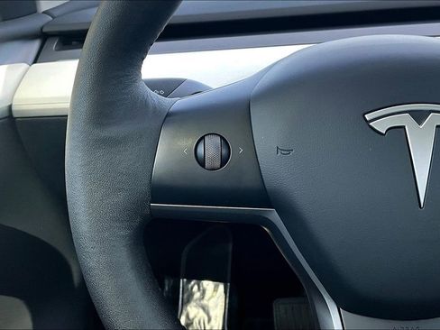 Used 2023 Tesla Model Y Long Range AWD/4WD image 24