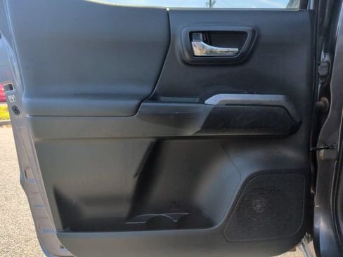 Used 2018 Toyota Tacoma TRD Off-Road AWD/4WD image 27