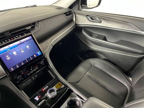 Used 2023 Jeep Grand Cherokee Limited image 36