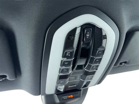 Used 2025 Porsche Macan w/ Premium Package Plus image 33