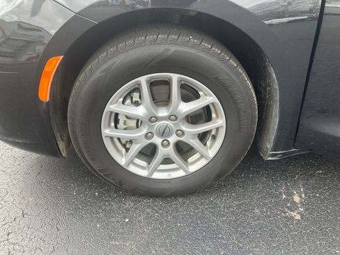 Used 2022 Chrysler Pacifica Touring-L FWD image 26