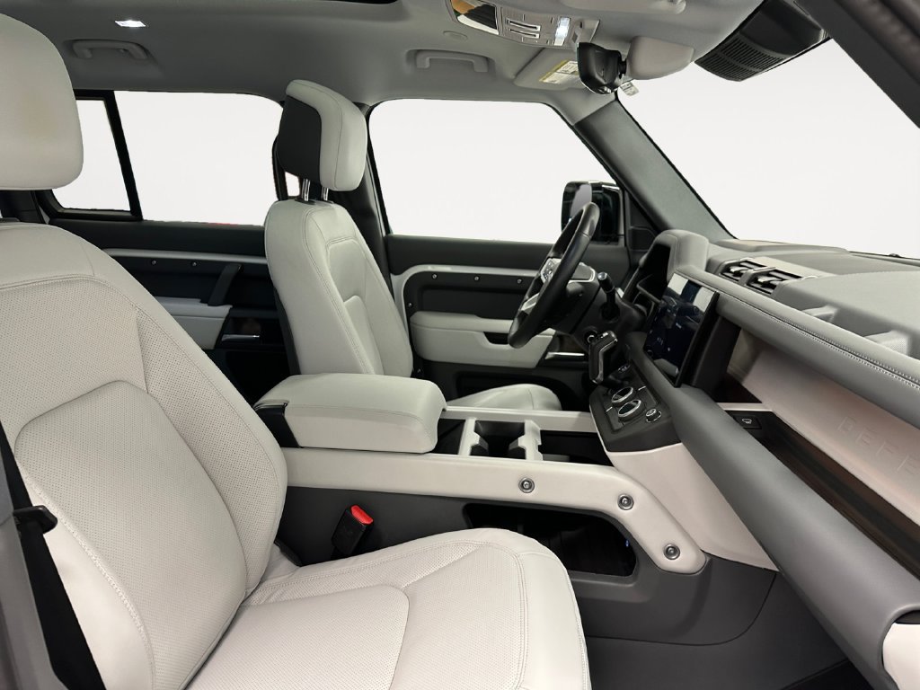 Used 2025 Land Rover Defender 130 X-Dynamic SE AWD/4WD image 16