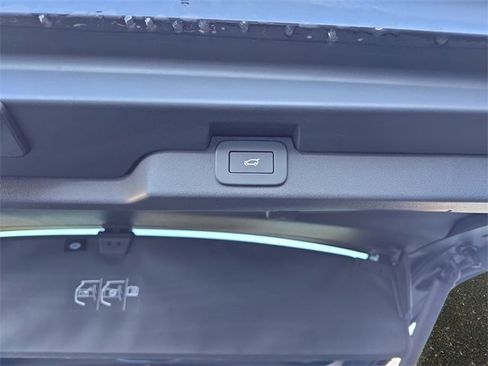 Used 2024 Land Rover Discovery Dynamic SE image 13